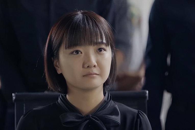 她20岁获封影后,嫁大6岁"大宝"生两女儿,一家四口都好可爱