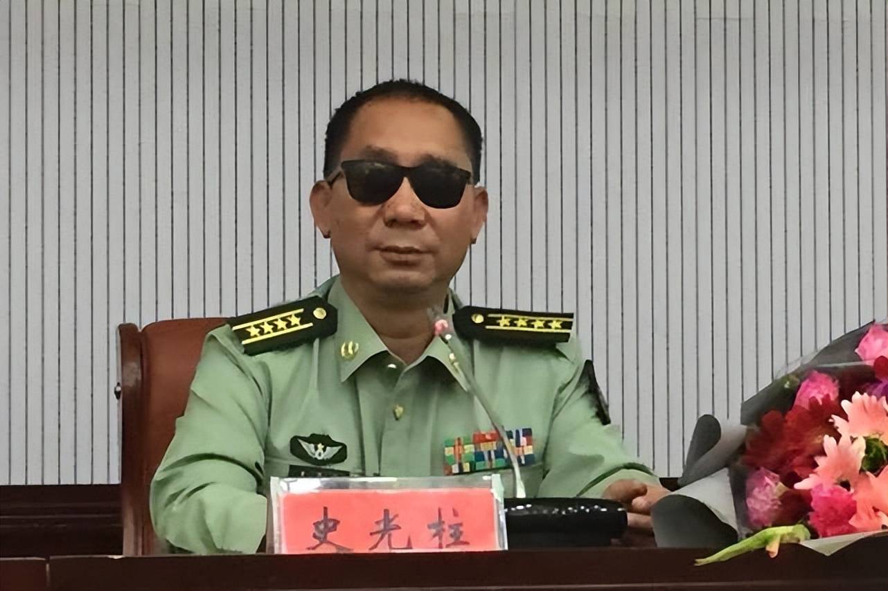 收复老山的一级战斗英雄,双眼被弹片打瞎,战后成为一名作家