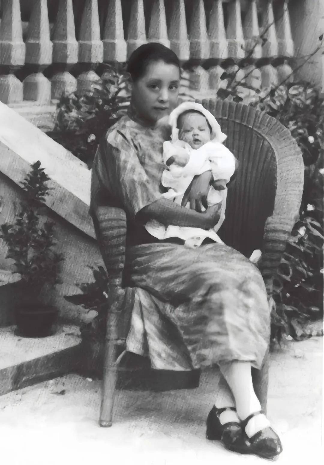 1967年,张幼仪和再婚丈夫苏纪之的合影,张幼仪气质优雅一脸幸福