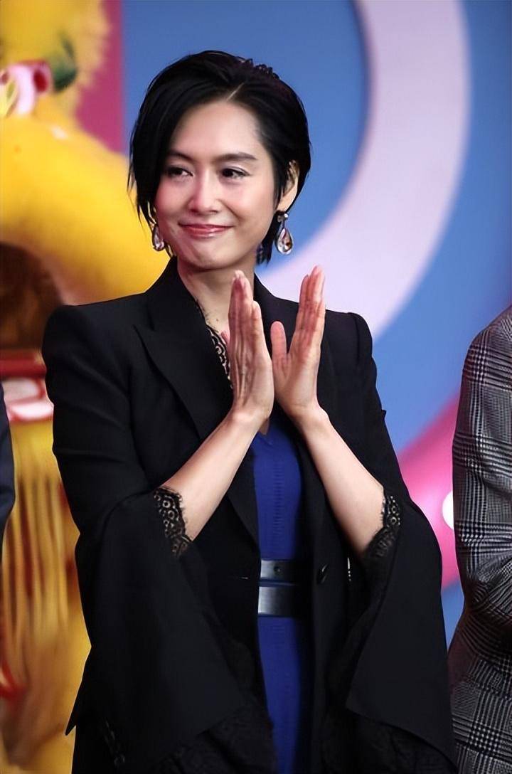 52岁朱茵近照曝光!淡妆出镜大胆自信,脸上皱纹令人感慨岁月无情