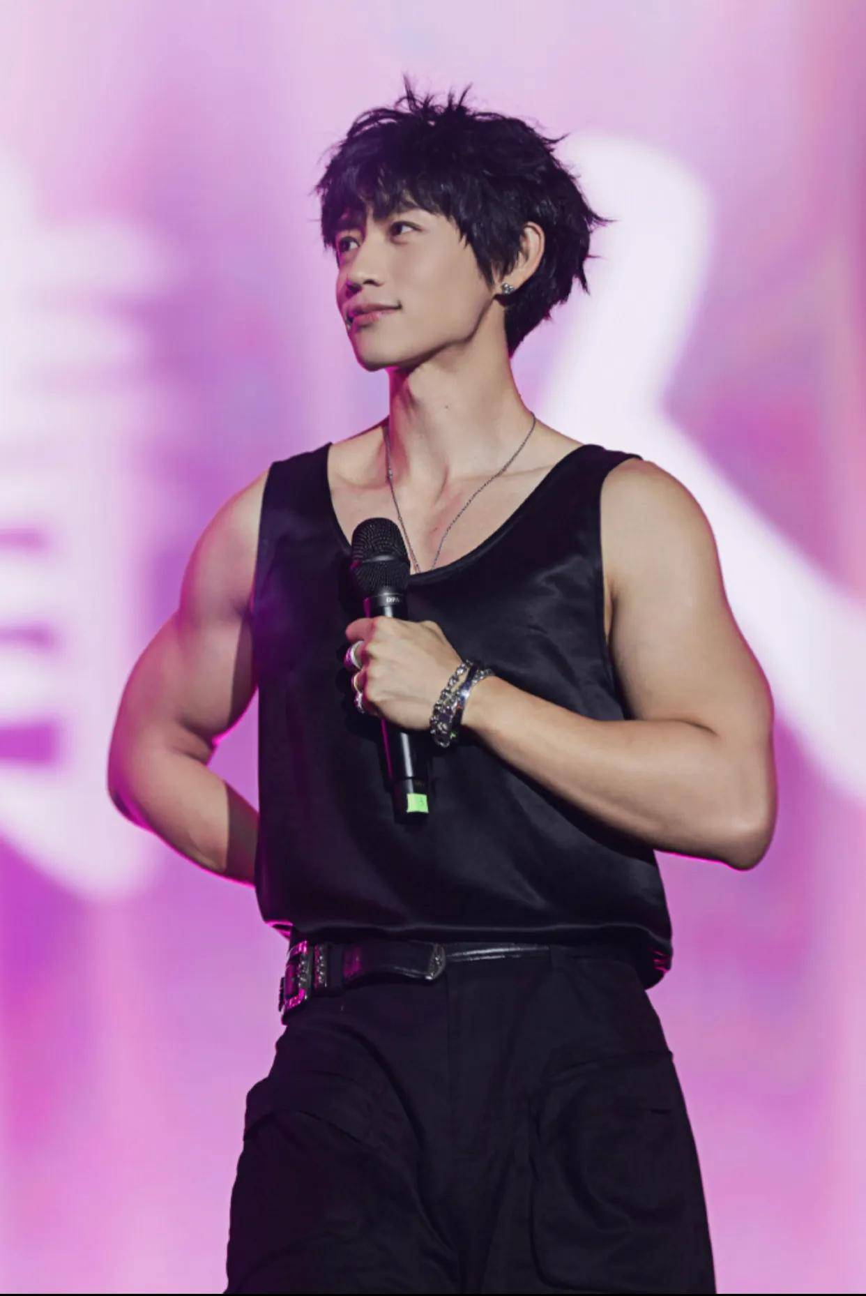 凭借"快乐男声"出道,商演拒绝假唱.小鲜肉变大叔