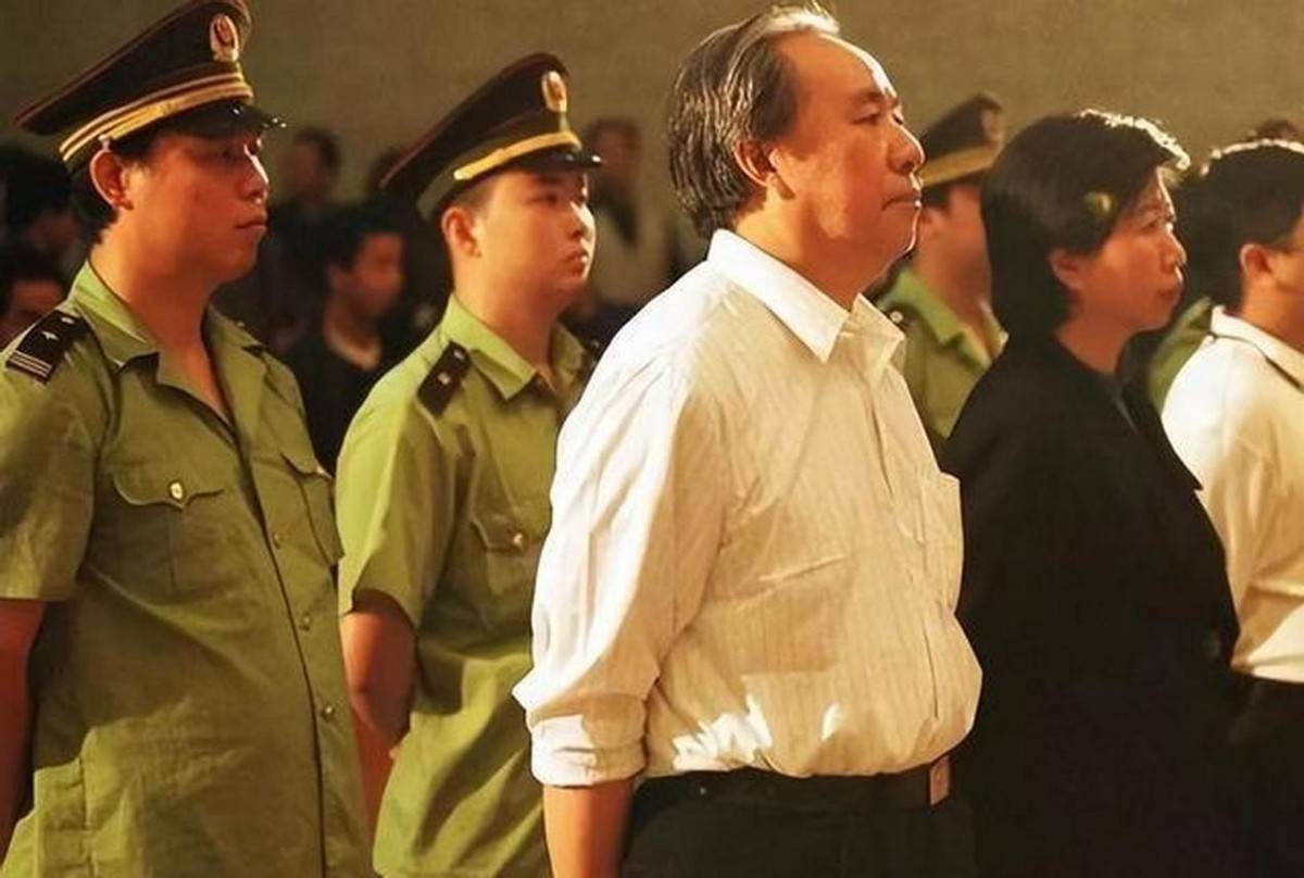 "上骗中央,下骗百姓",一代商业奇才牟其中