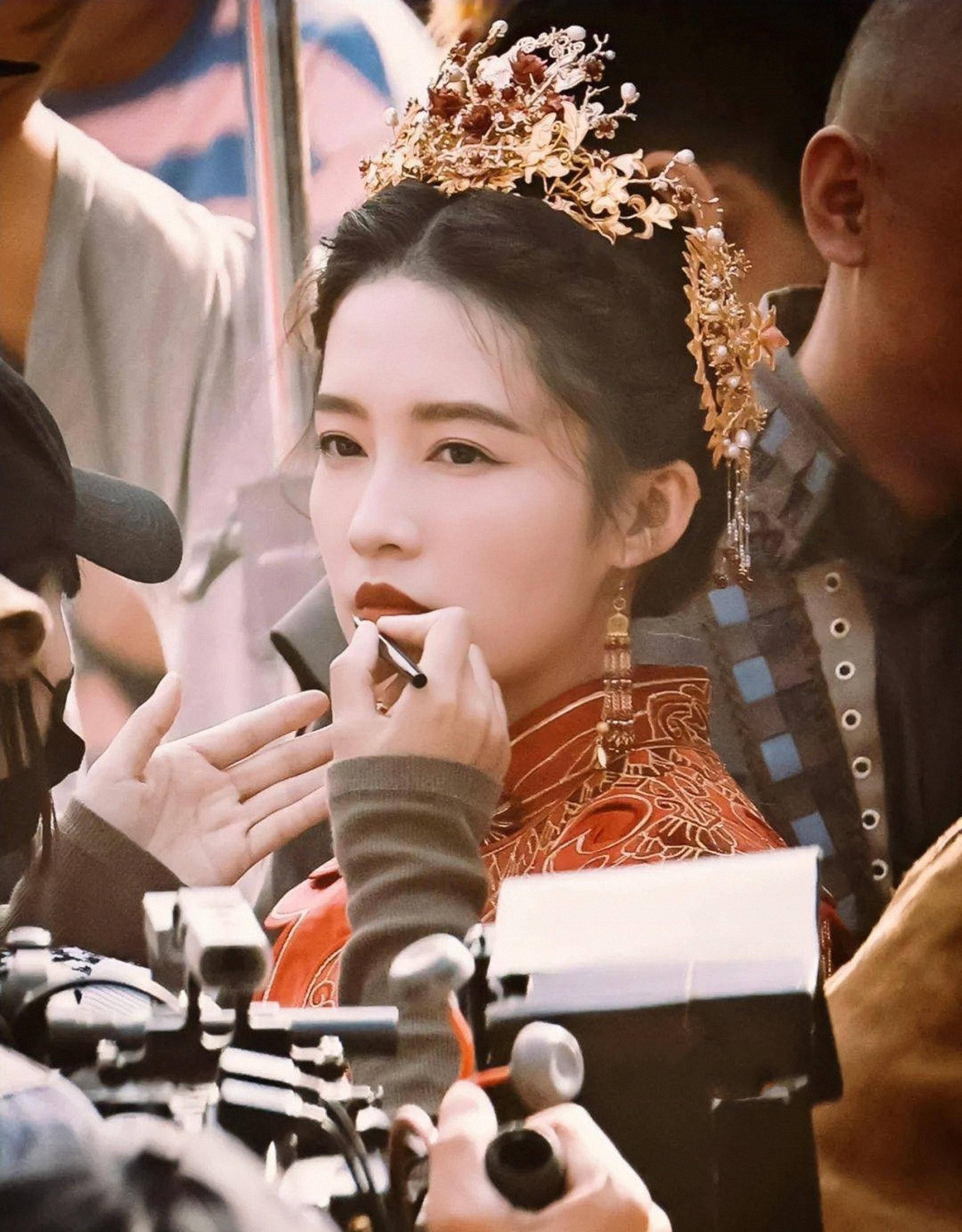 想红的野心写在脸上,又要立"淡如菊"的人设,32岁的李沁醒醒吧