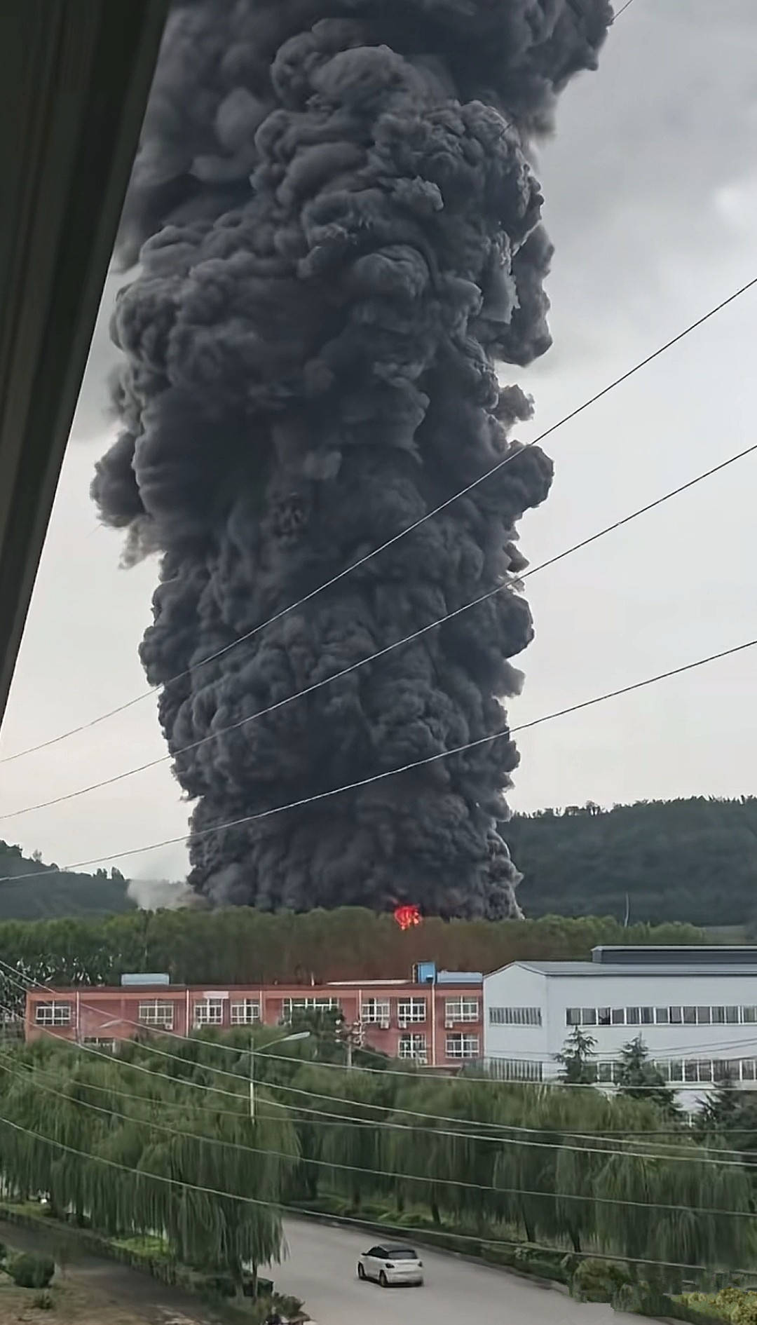 河南洛阳一化工厂突然起火爆炸,火势凶猛,浓烟滚滚,详情曝出