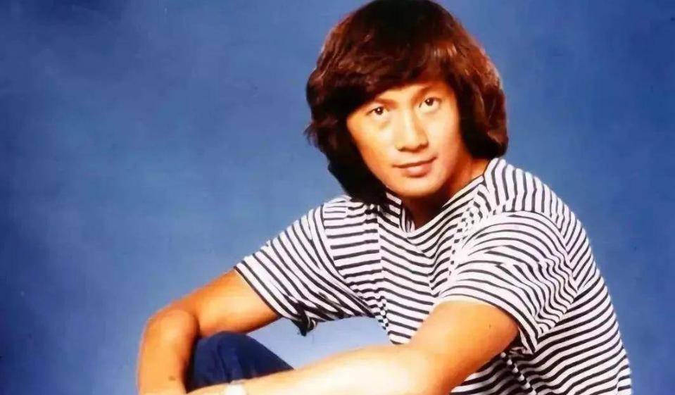 人到中年时期,尚不忘协助张国荣填写歌词沉默是金,同时也告诫小张不要