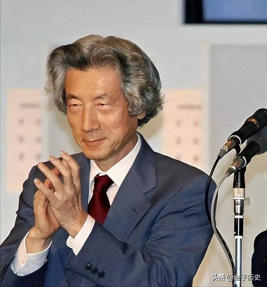 2001年小泉纯一郎访华,参观完抗日纪念馆后,用毛笔写下两个汉字