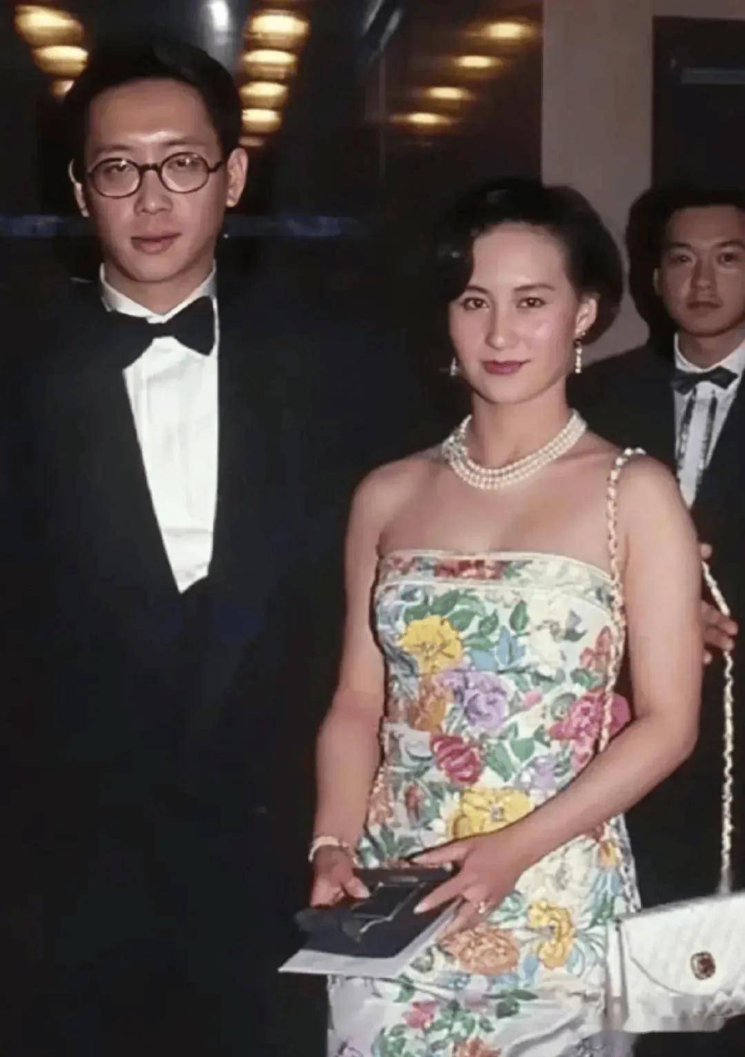 何超琼年轻时的照片身材比例好好难怪她一直仰着下巴拍照