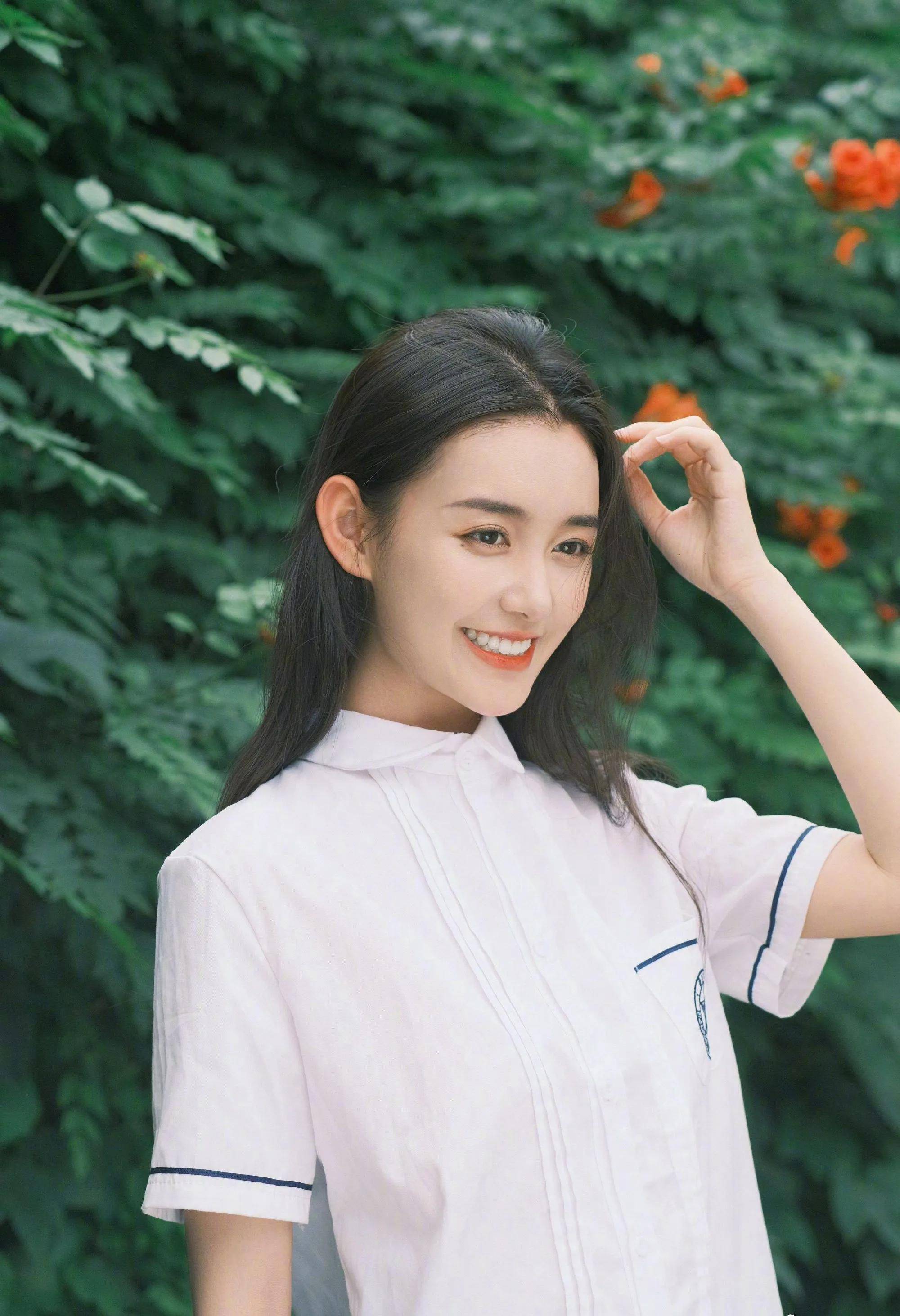 蒋依依和关晓彤!一个越长越大气,一个无法脱离稚气,变成综艺咖