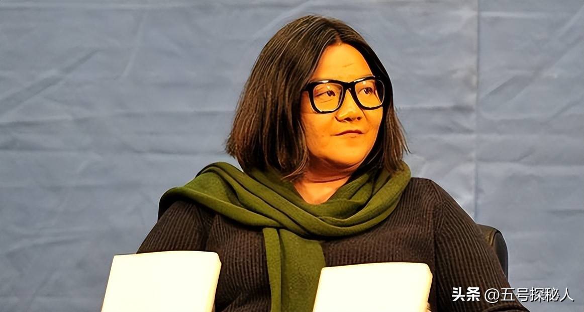 陈凯歌前妻洪晃晒京郊豪宅,爱马仕包像买菜篮,年轻照片撞脸明星