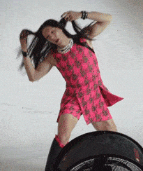 搞笑GIF：姑娘，你在这39°的天气穿裙子骑共享电动车，会不会有点？