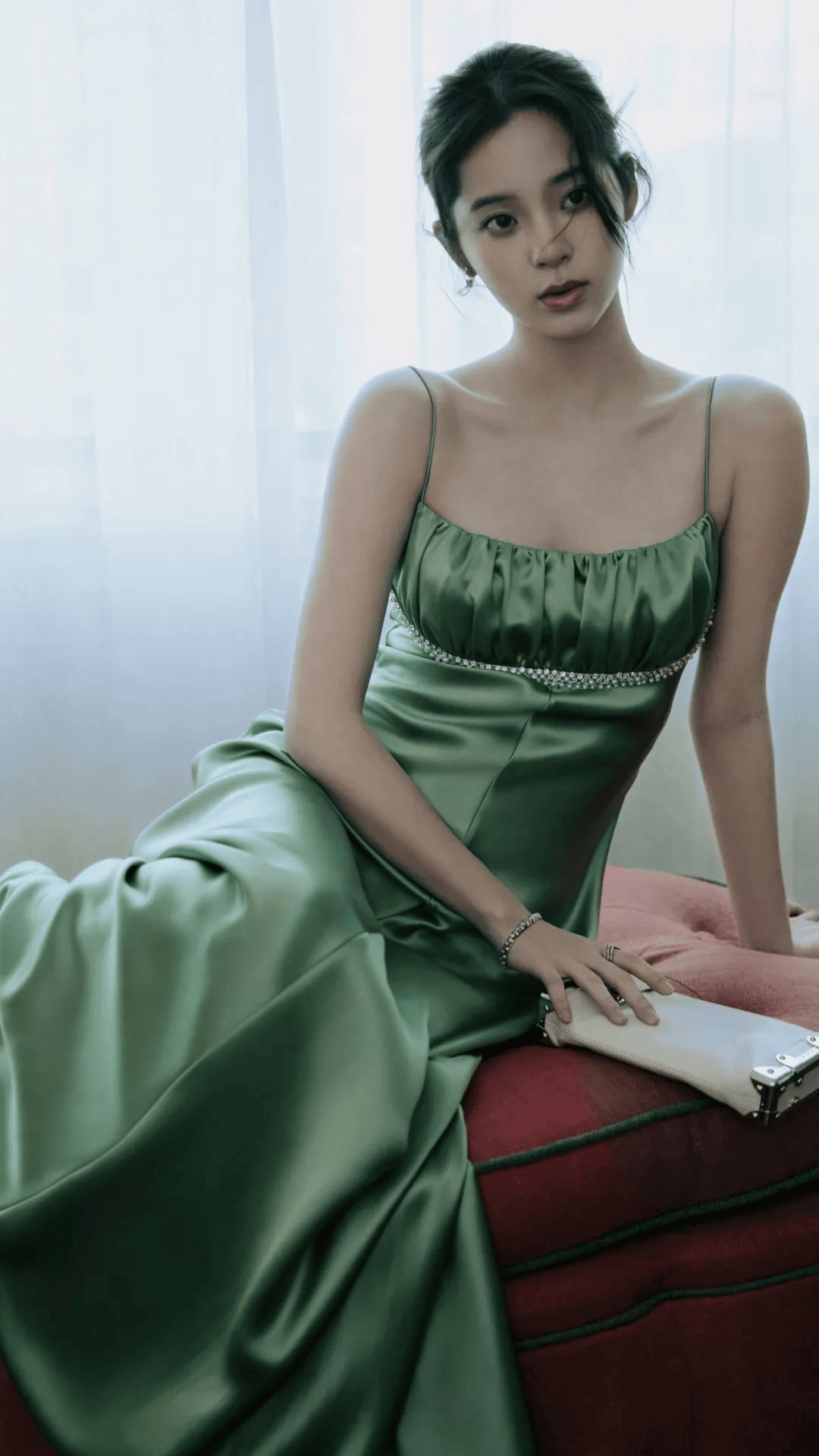 欧阳娜娜,绿色露肩裙,太吸睛了,性感写真