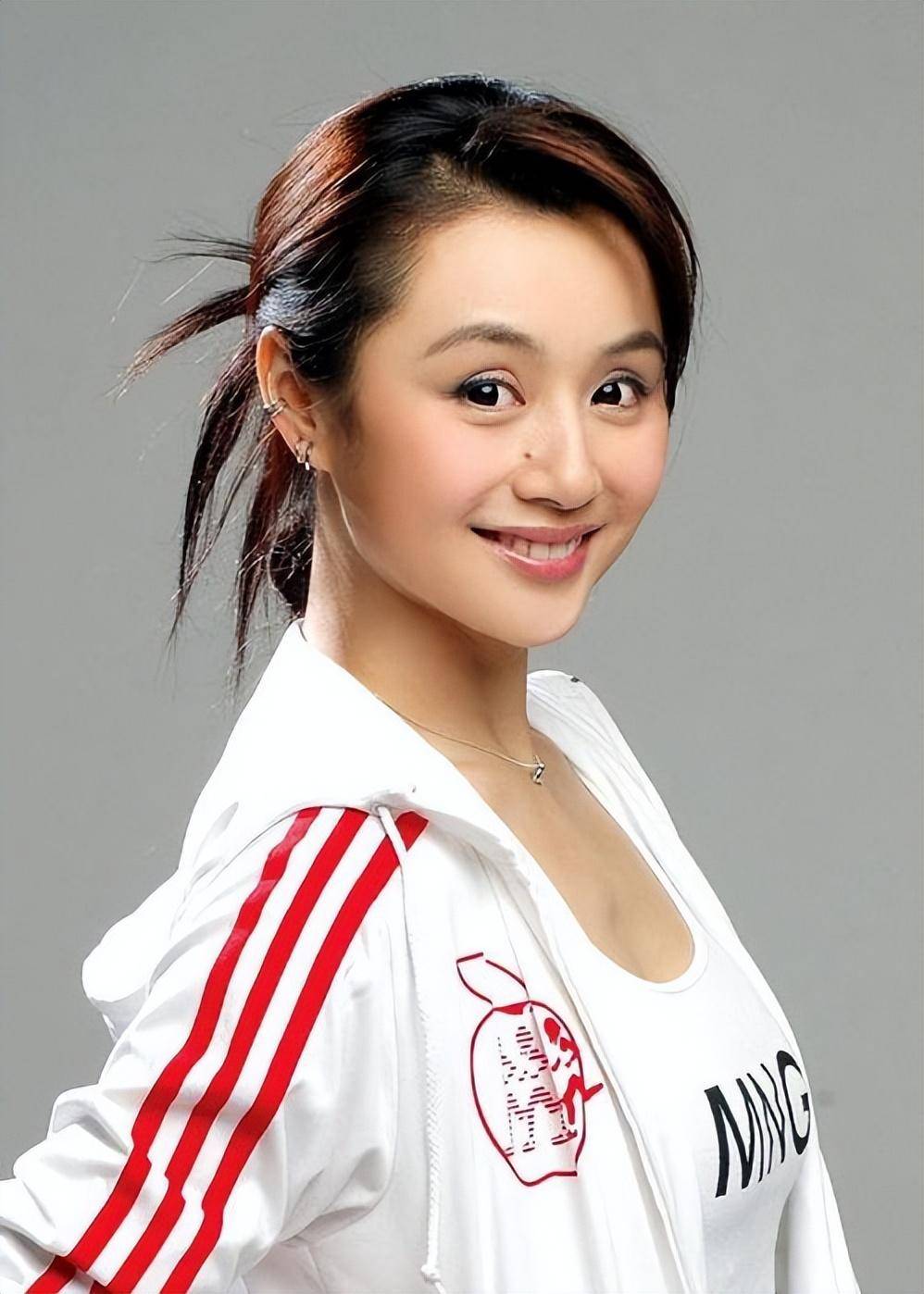 曹颖:凭一颗痣颠倒众生,19岁合作成龙,嫁默默无闻的演员王斑