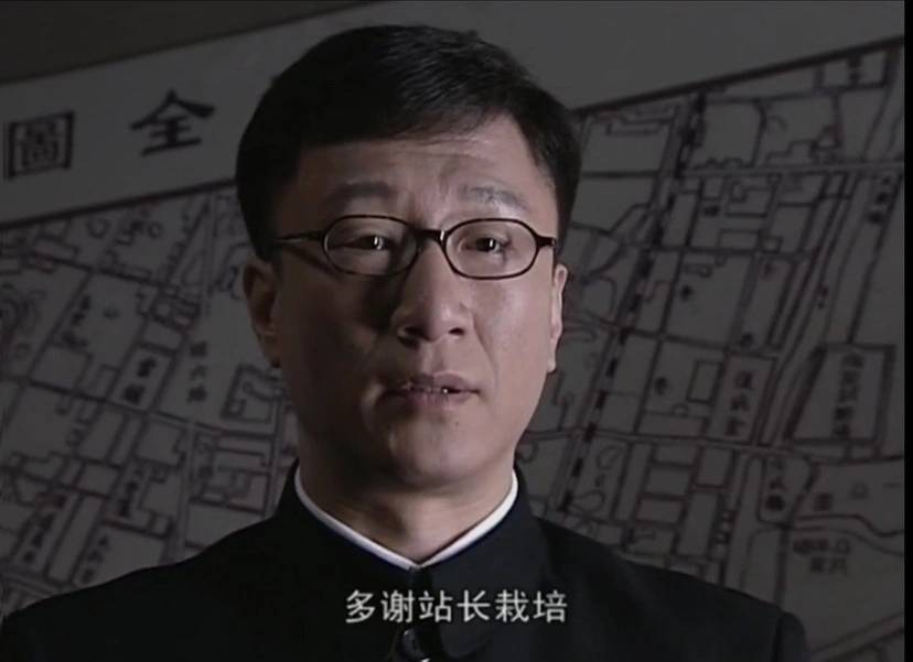 55岁孙红雷和老婆逛商场,7岁多女儿疑同行,夫妻俩打扮时尚