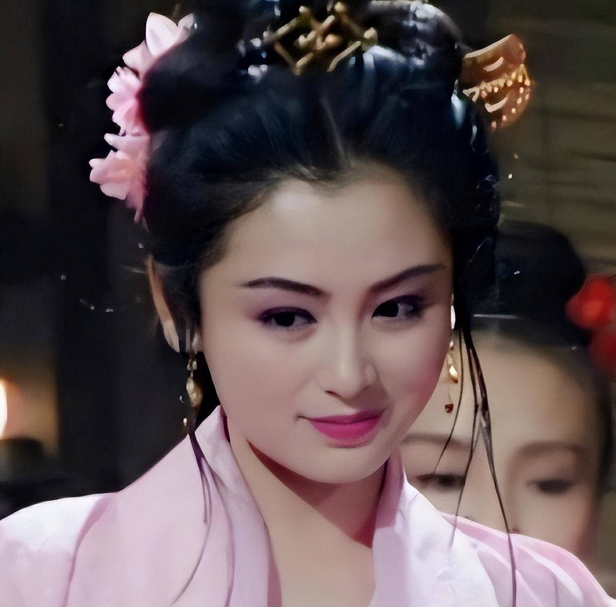 两大名导为其着迷,今55岁活得像25岁