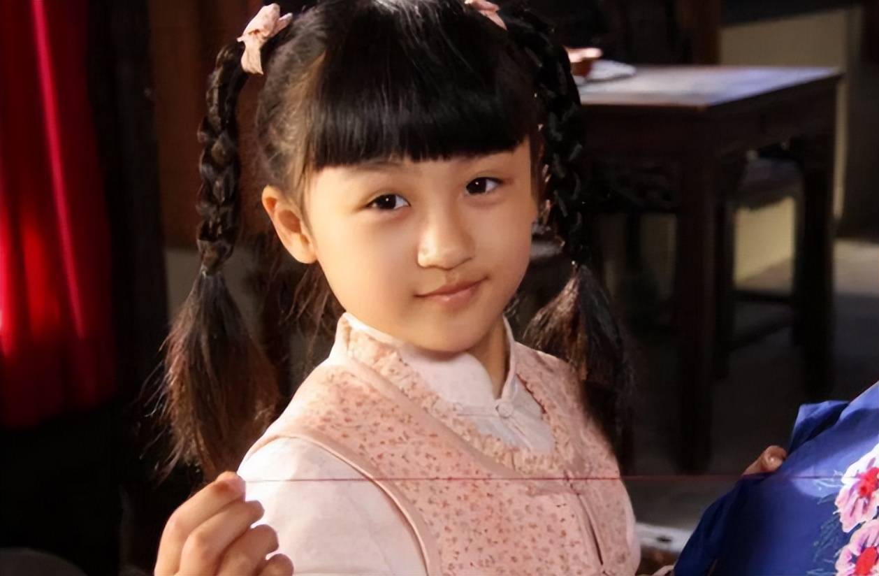 6岁被成龙抱上春晚,14岁因太丑被嘲讽退圈,如今24岁她美的惊人