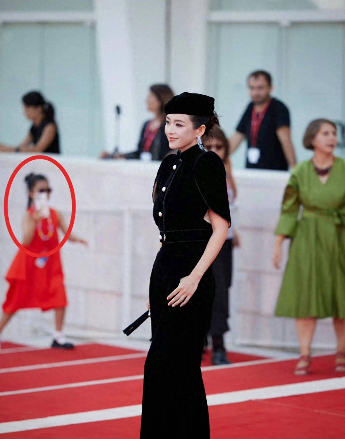 章子怡带女儿走威尼斯红毯醒宝气质不输妈妈网友暑假带娃两不误