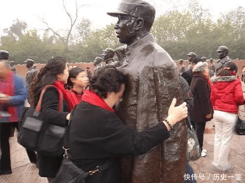 2005年,一位老人来到左权将军墓前,落泪道:父亲,我又来看你了