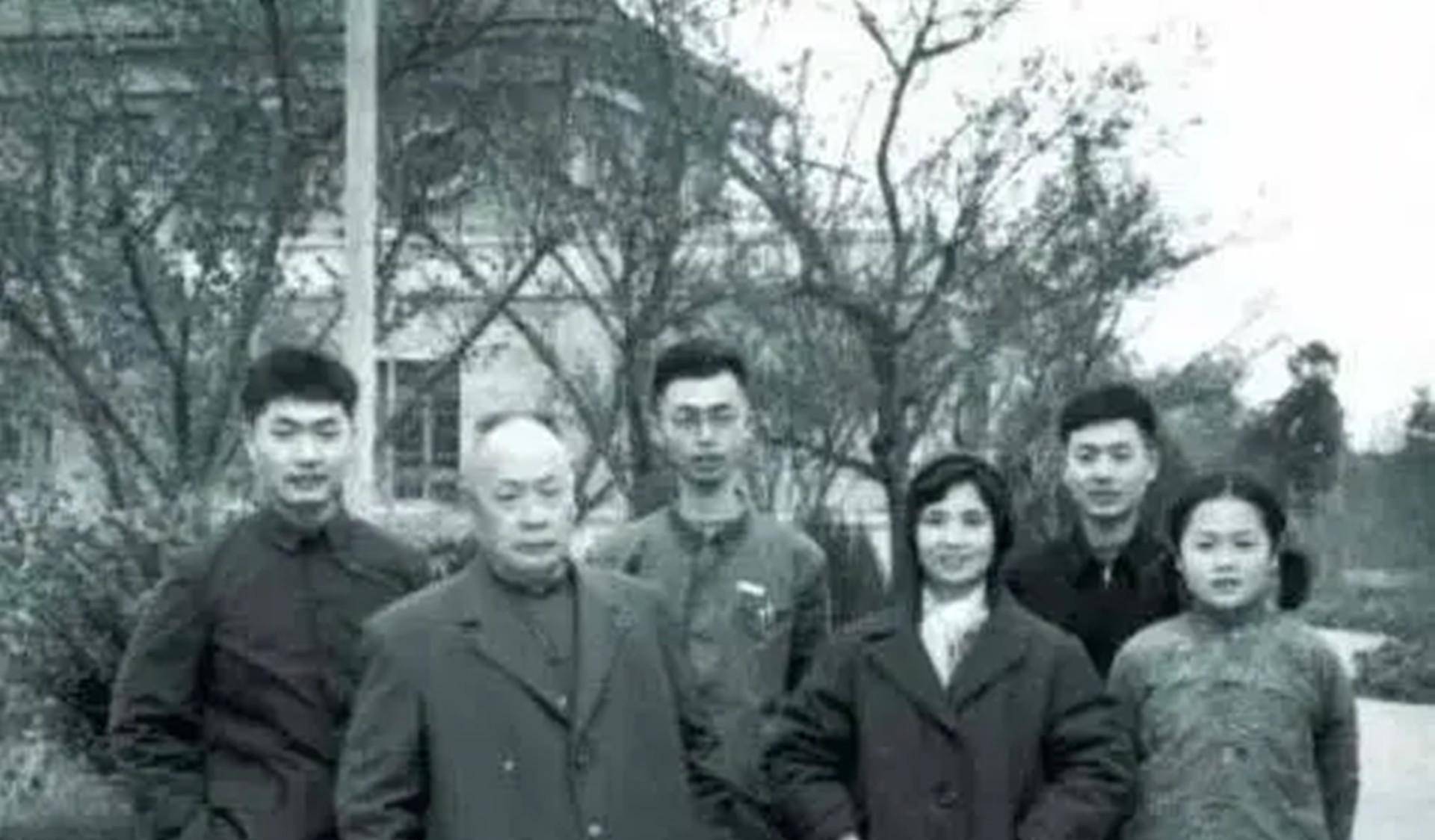 陈毅的儿子陈丹淮,上学期间遭攀比,被问及家世:我父亲只是处长