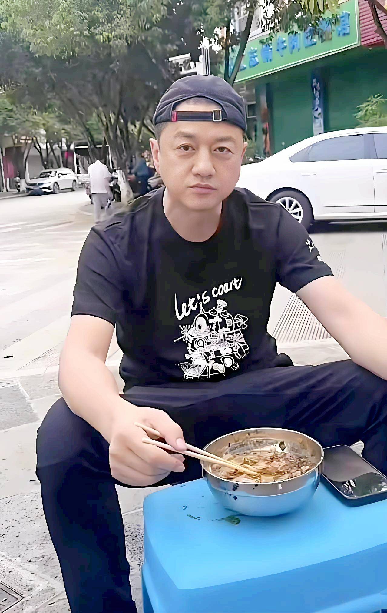 李亚鹏一直没有逃避债务努力做好父亲