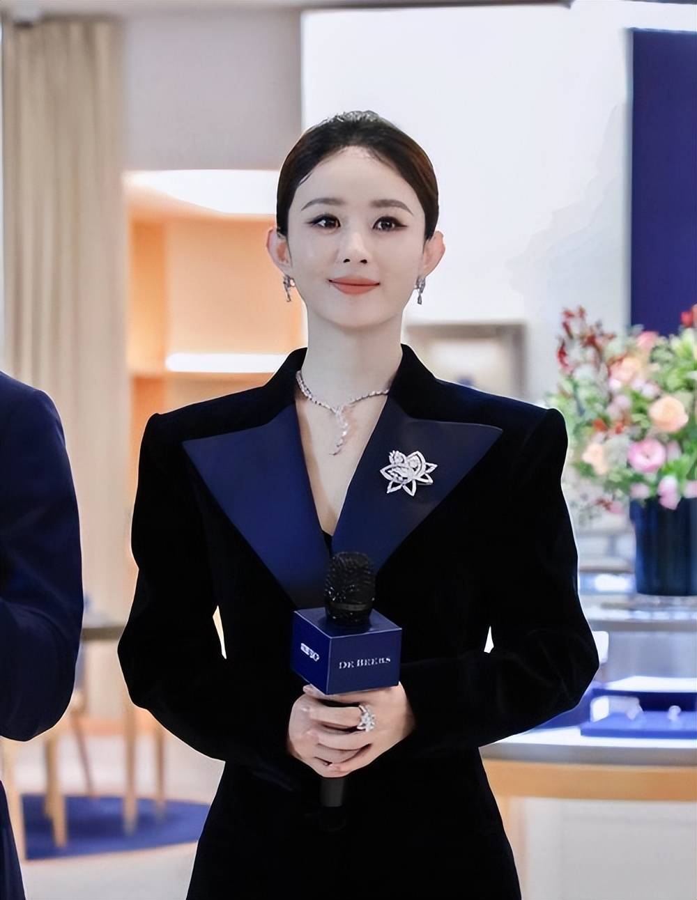 赵丽颖现身成都,西装加持显干练,女总裁风范又a又飒