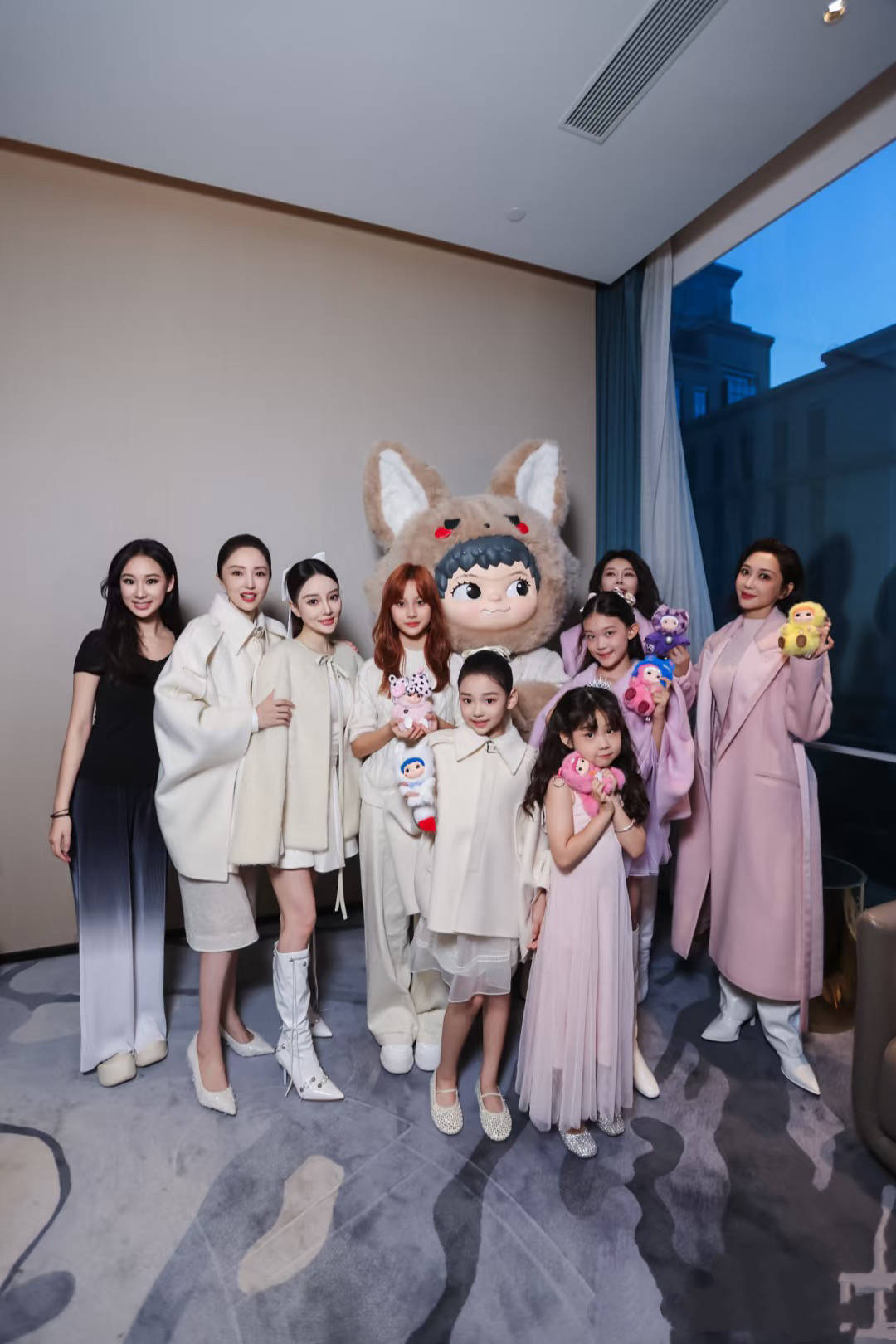 杜华给10岁女儿庆生小叮当脸型圆润有婴儿肥和儿子赵小果一样