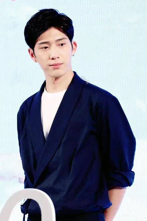 井柏然出生28天被弃,六十岁奶奶捡废品将他养大,爆红后父母来认亲