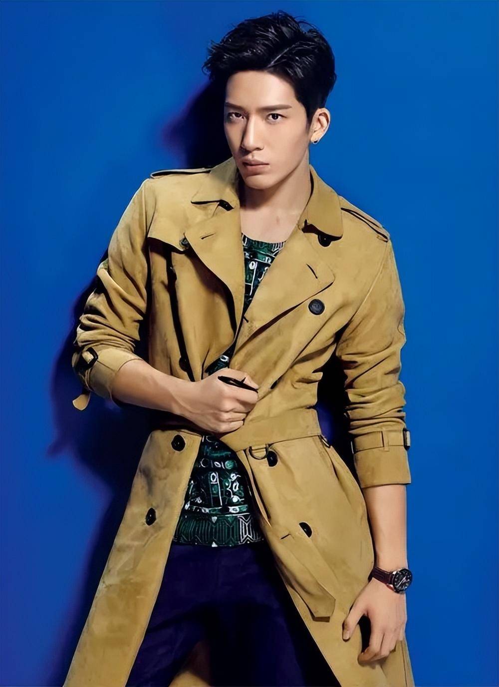 井柏然出生28天被弃,六十岁奶奶捡废品将他养大,爆红后父母来认亲