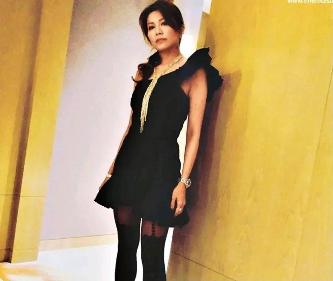 说实话康子妮的人生简直就是开了挂的节奏,令人羡慕得