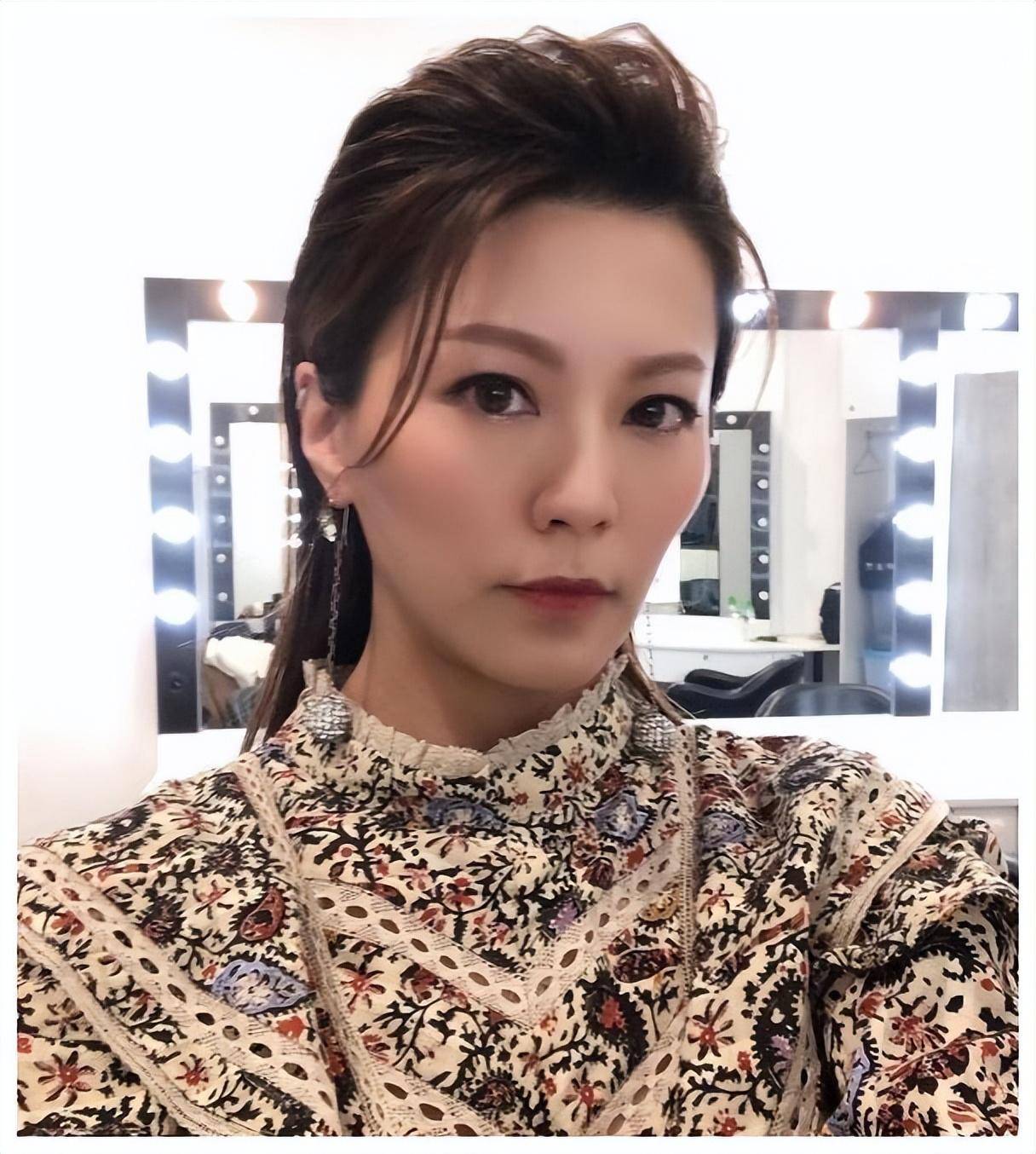 她出身富裕家庭,貌美有才,嫁林晓峰生2子,18年婚姻终结有原因