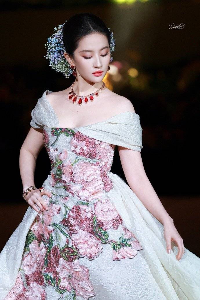 刘冲意外踩到刘亦菲礼服裙摆,刘亦菲轻推提醒插图2 刘冲意外踩到刘亦菲礼服裙摆,刘亦菲轻推提醒插图2