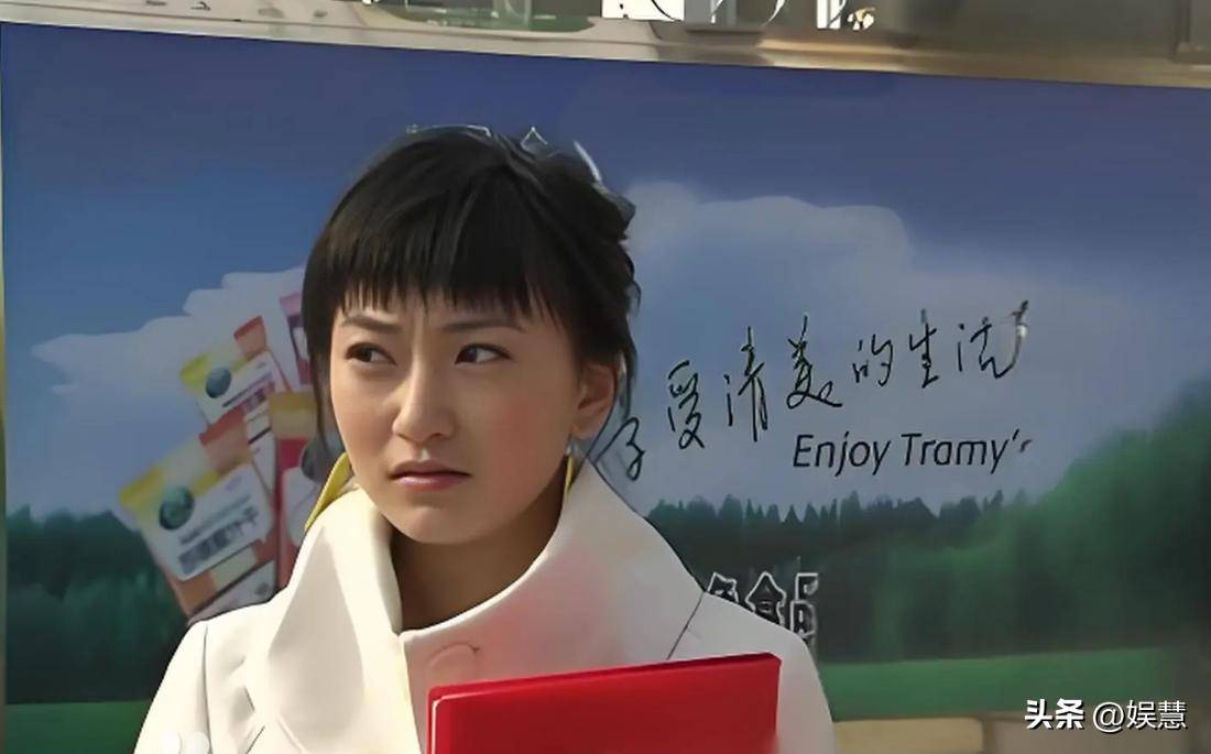 金玫玫原籍大连,自小便在学校中表现出色,成为班级