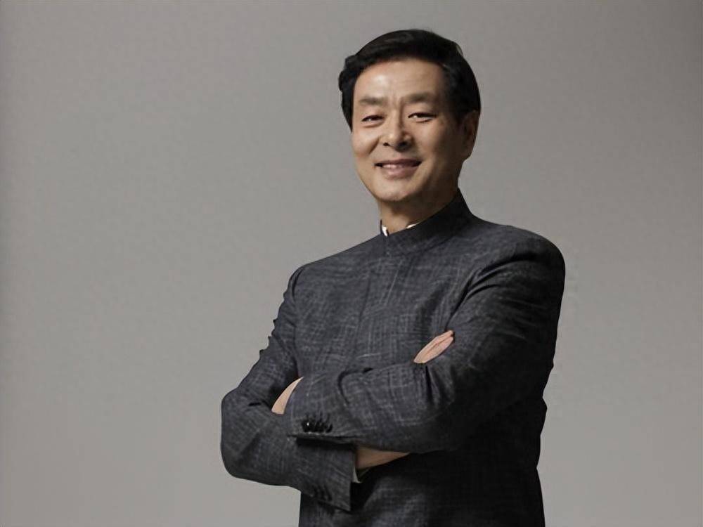 濮存昕传奇:2岁患小儿麻痹,24岁娶营级干部,38岁成师奶杀手