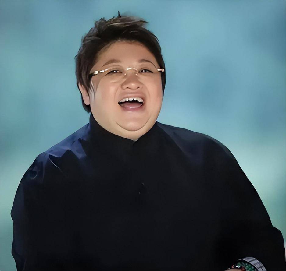 韩红自称"大学校花",本以为是句玩笑话,看到18岁照片被惊艳了
