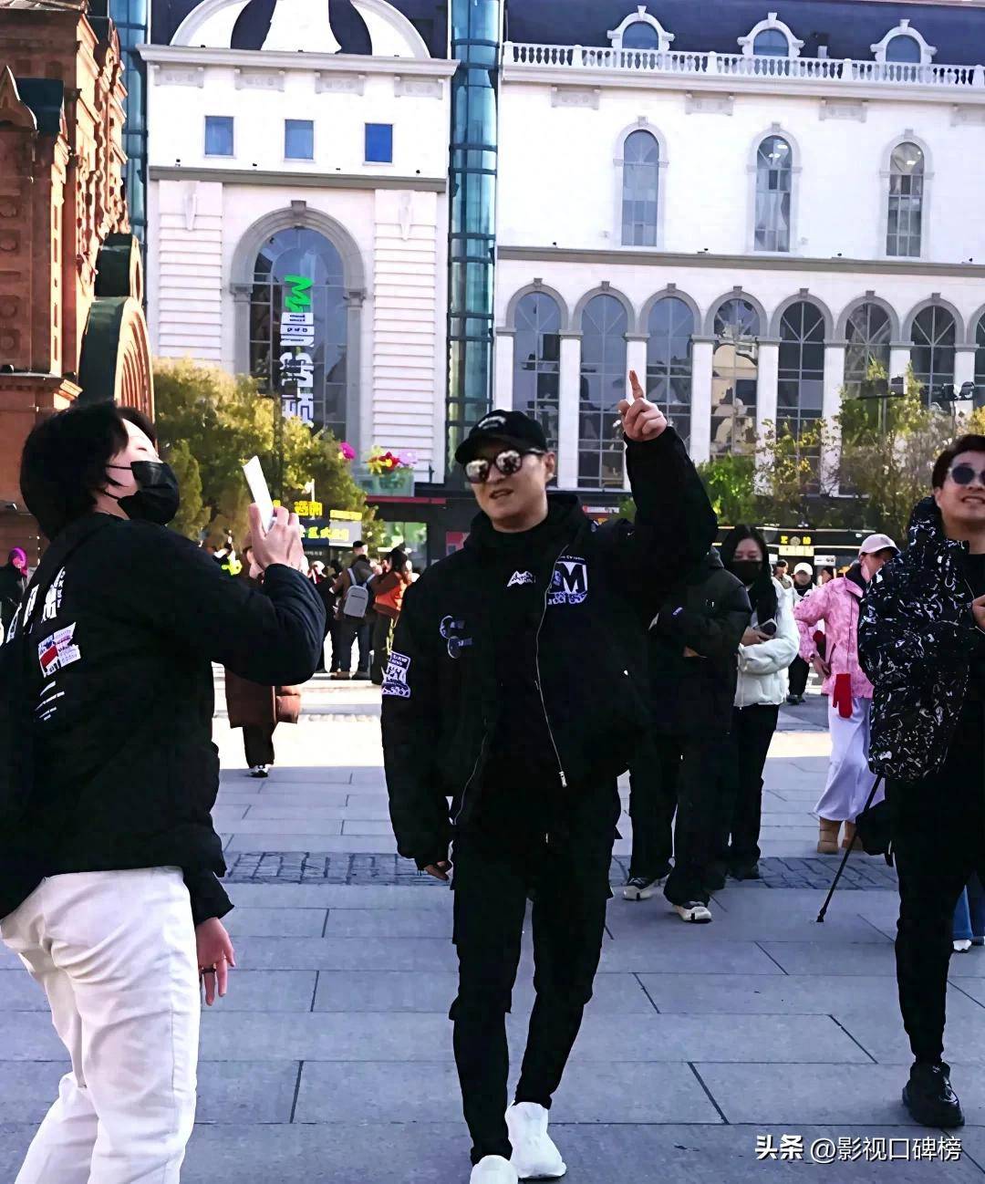 汪峰现身哈尔滨大街森林北没有跟随穿搭风格没有变身材显矮