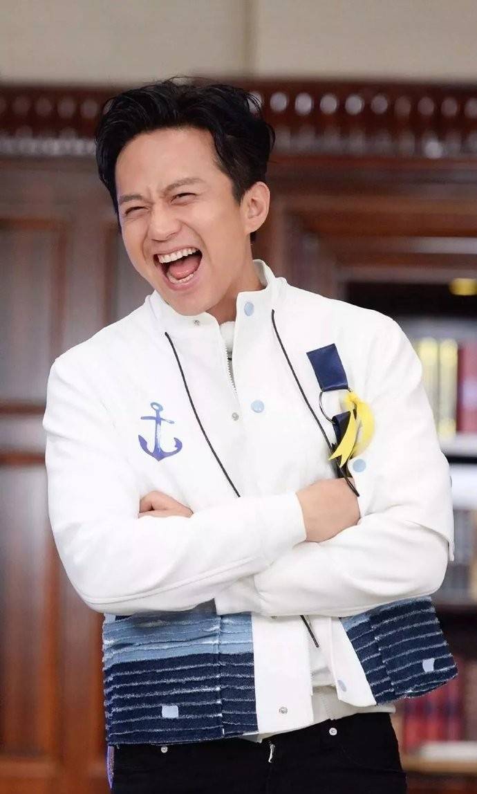 邓超近况曝光!头发胡子全白,戴帽神似周星驰,断崖式衰老引热议