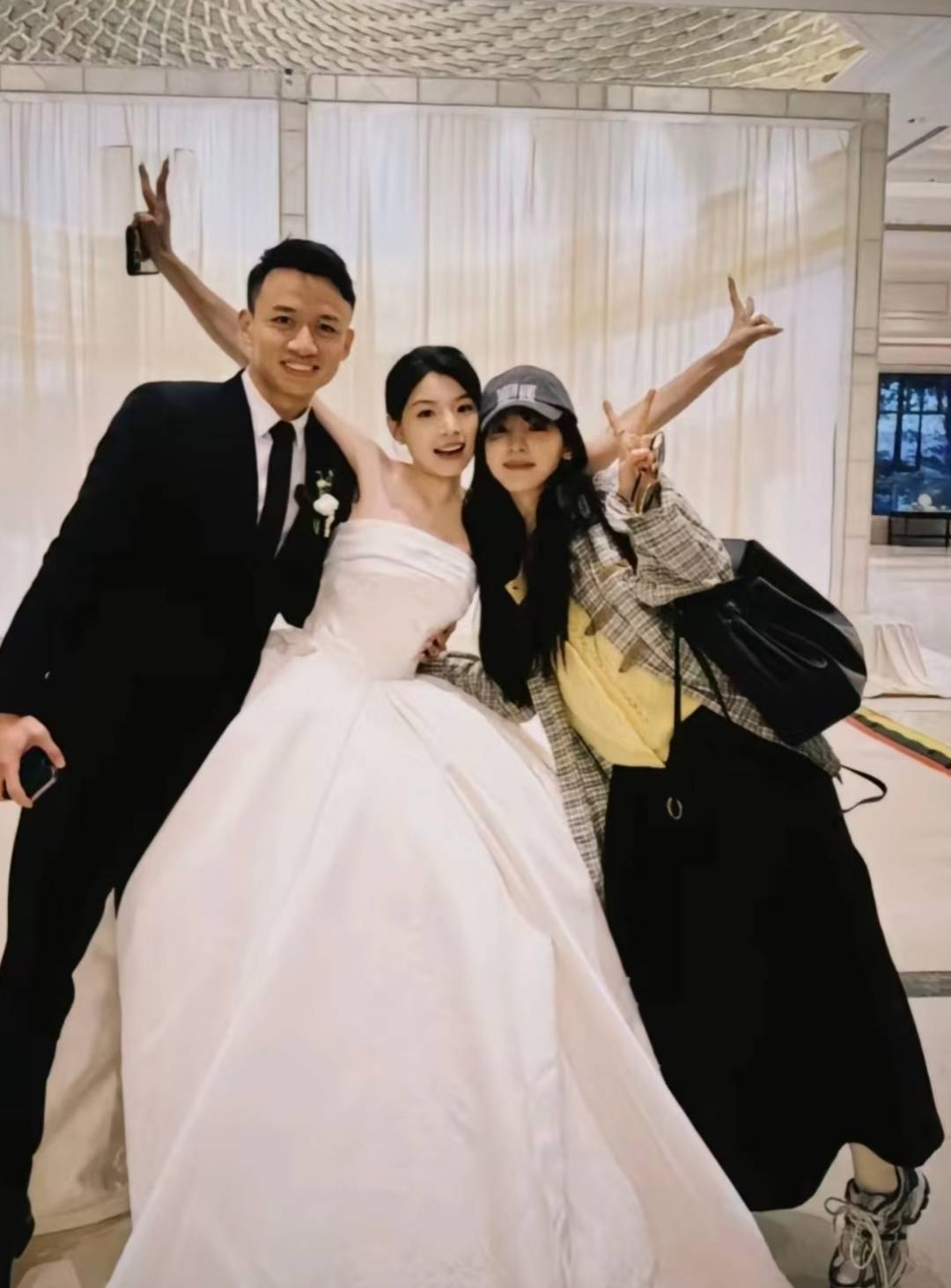 章若楠22岁三妹温州办婚礼,爸妈出镜年轻又贵气,酒席办得很隆重