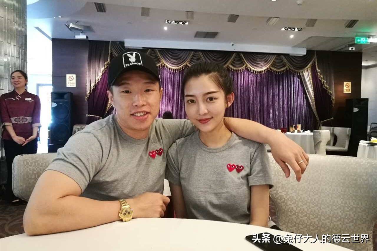 德云社烧饼妻子发文,晒照片合集,生了俩娃后,饼嫂依旧很漂亮