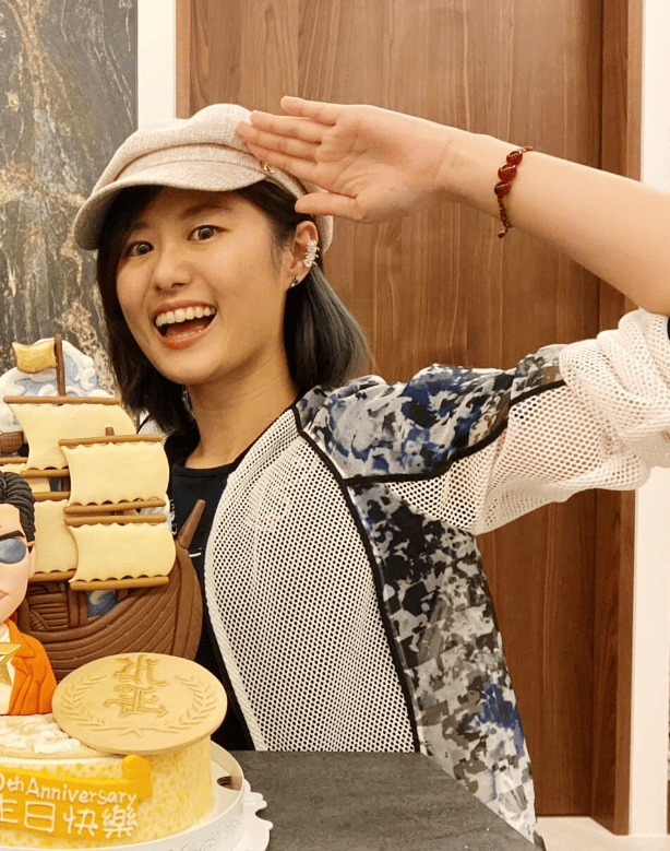 五,衣为心声,家风永续郑安琪的穿搭里,藏着三重叙事:黑灰素衣是学霸的