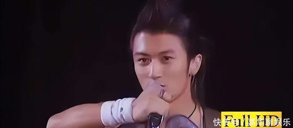 谢霆锋重庆吃路边摊,吃10元小面好接地气,和奶奶合影小动作抢镜