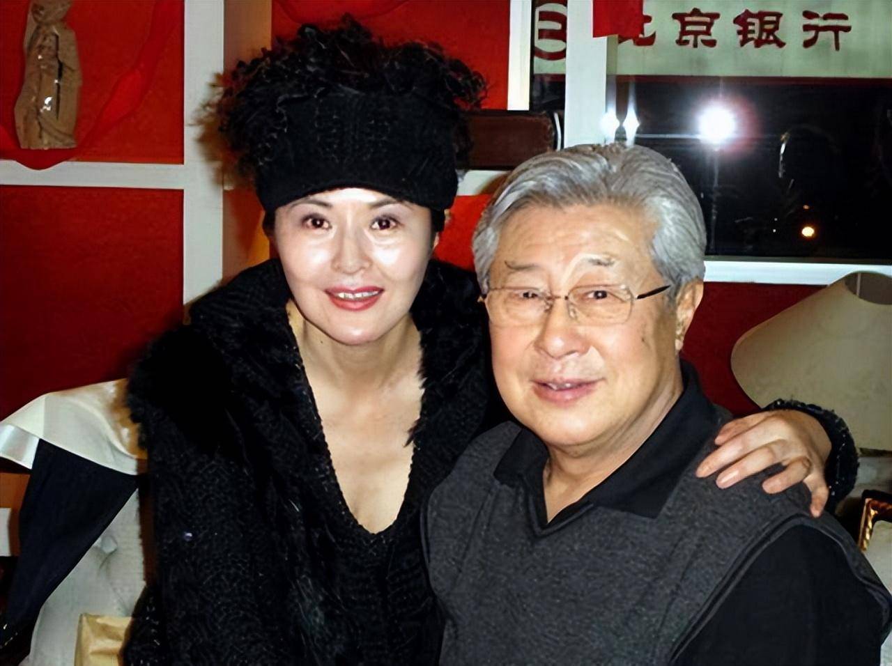 91岁演员王心刚,儿女成亿万富翁不骄傲,只愿和妻子相伴携手一生