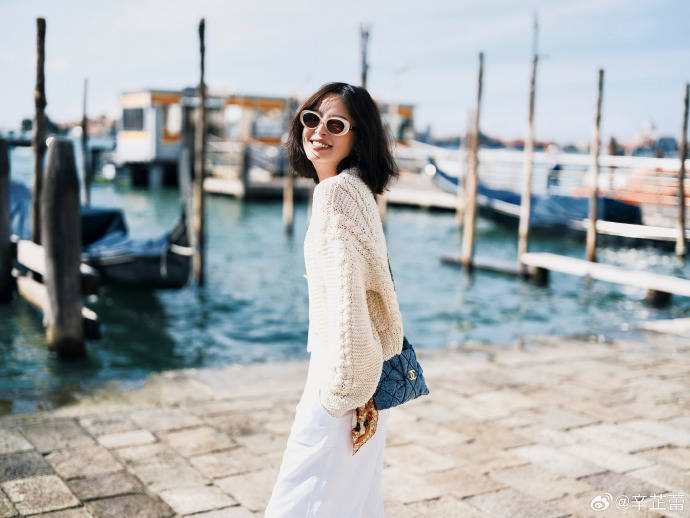 辛芷蕾和井柏然、刘雯同框引热议,网友:这回没坐中间了 插图3 辛芷蕾和井柏然、刘雯同框引热议,网友:这回没坐中间了 插图3