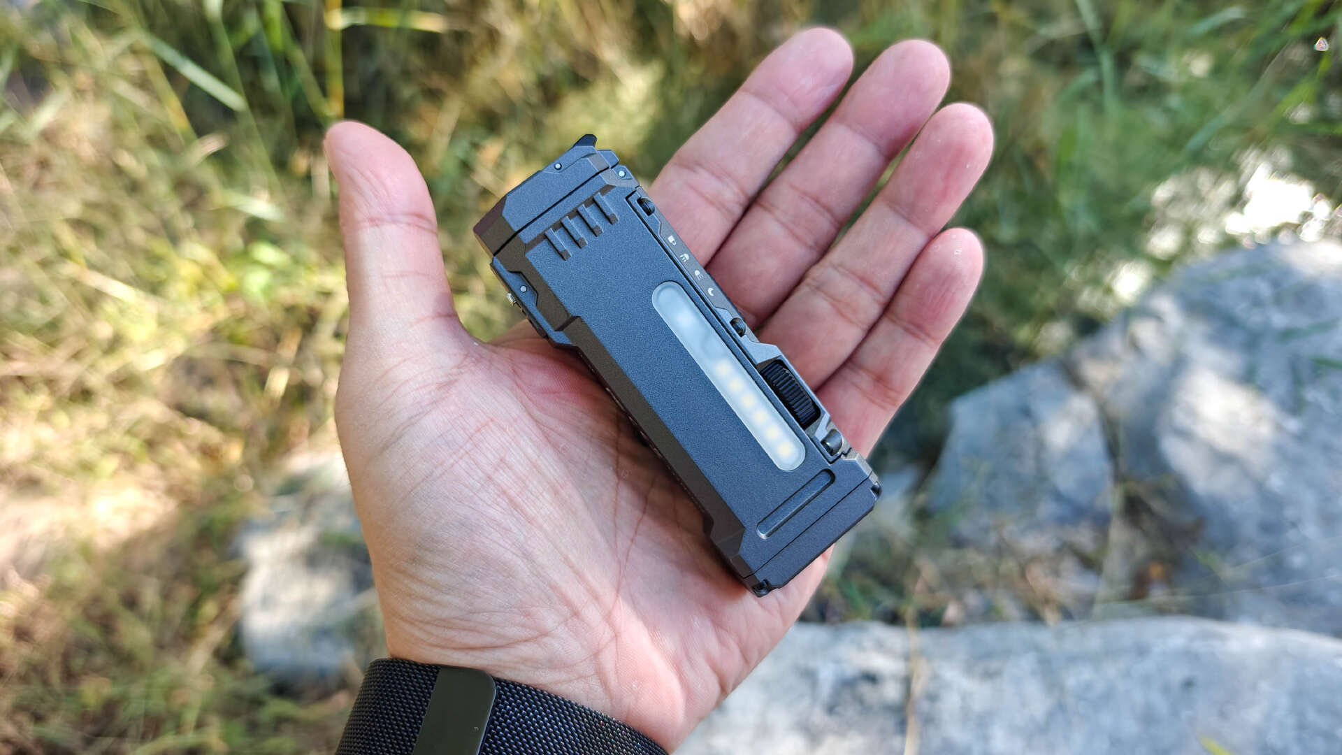 颇多乐趣的EDC多功能手电,有这一个就够了!务本X4硬朗手电体验