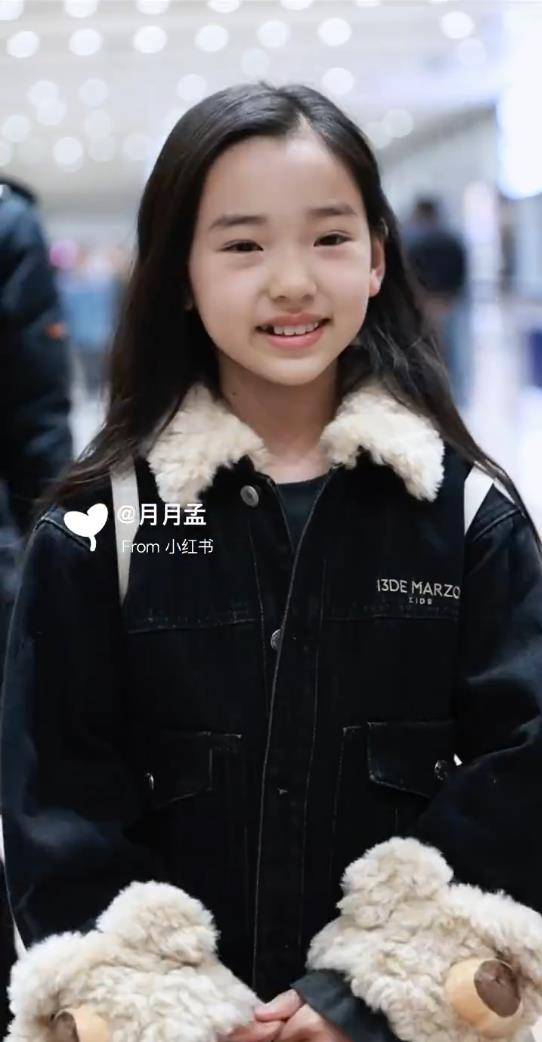 董璇女儿小酒窝遭男子强制合影，转头躲避，网友：感觉被吓到了 插图5