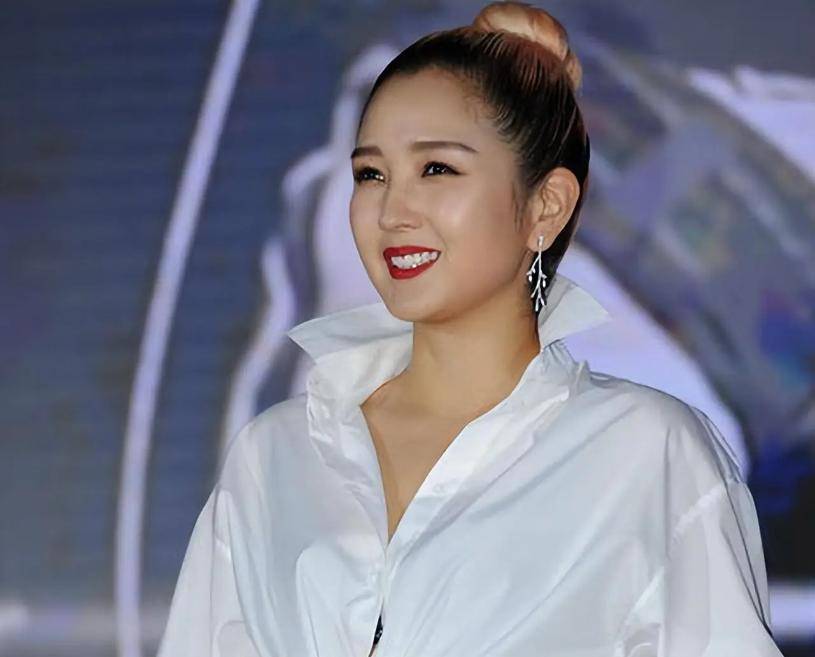 分手11年后,再看两婚一离的何洁,才明白她和释小龙差距有多大!