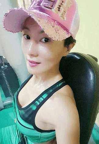 50岁冻龄女神形似少女,和儿子在一起常被误认为情侣