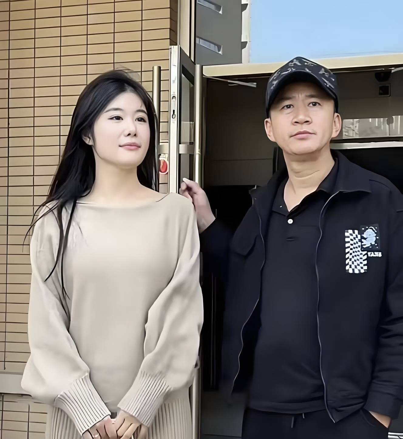回老家摆摊卖炒面张颂文一句话揭开内娱真相