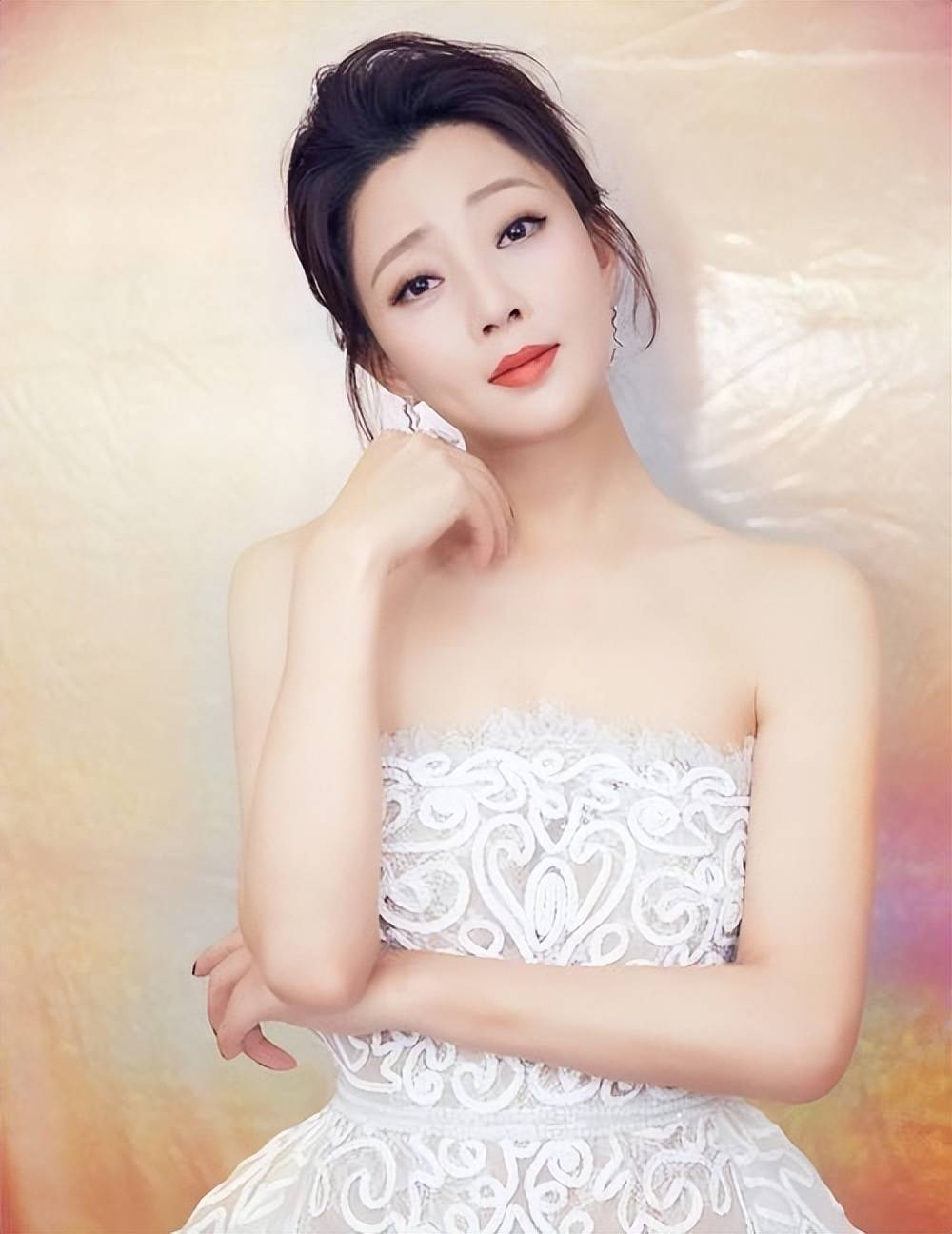 再一次被"殷桃"泳装照惊艳,体态丰满,前凸后翘,44岁风韵犹存