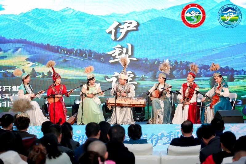 “冰雪胜境 美哉伊犁”2025伊犁冬季文旅推介会走进成都宽窄巷子 (图3) “冰雪胜境 美哉伊犁”2025伊犁冬季文旅推介会走进成都宽窄巷子 (图3)