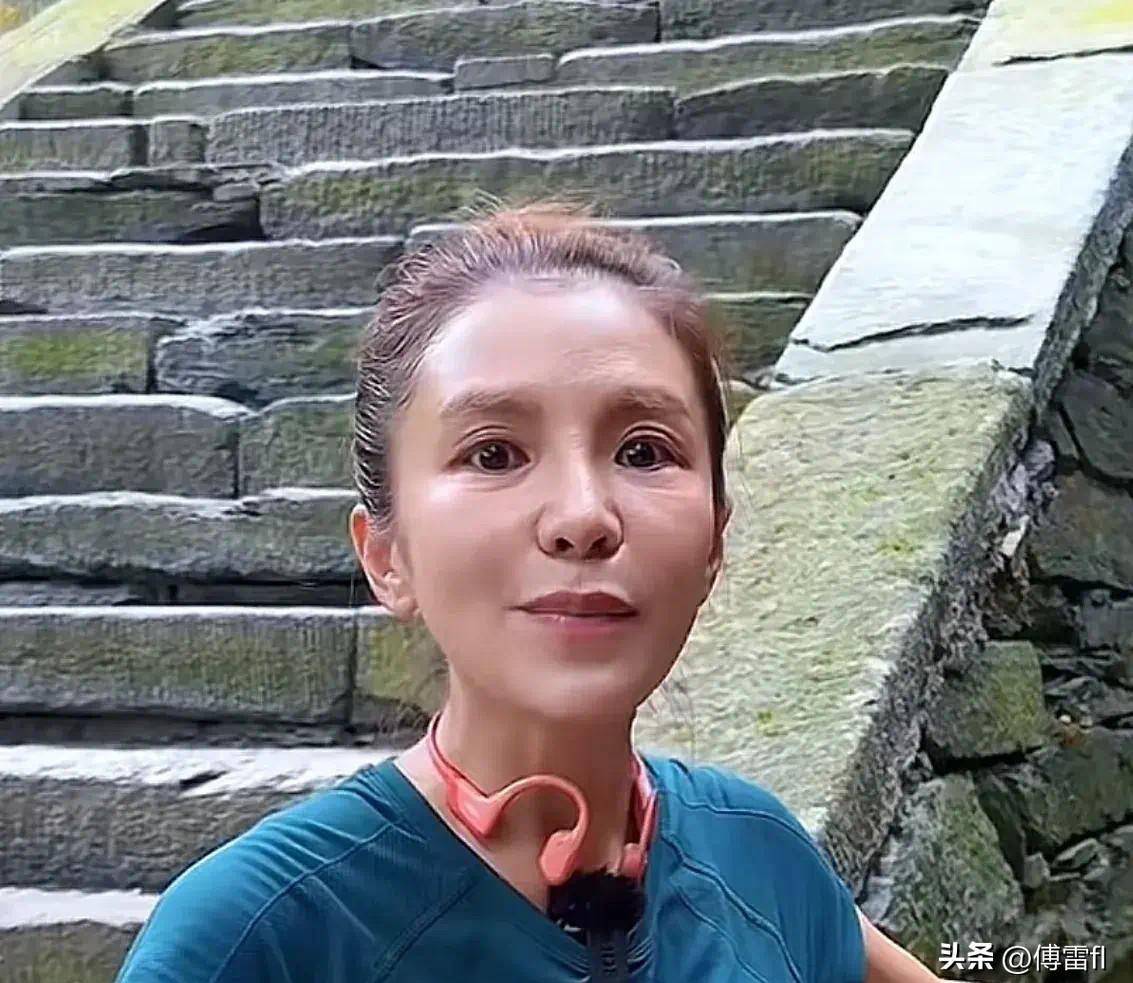 50岁朱迅武当山游玩!手脚并用爬4个小时登顶,嘴巴歪斜变化好大