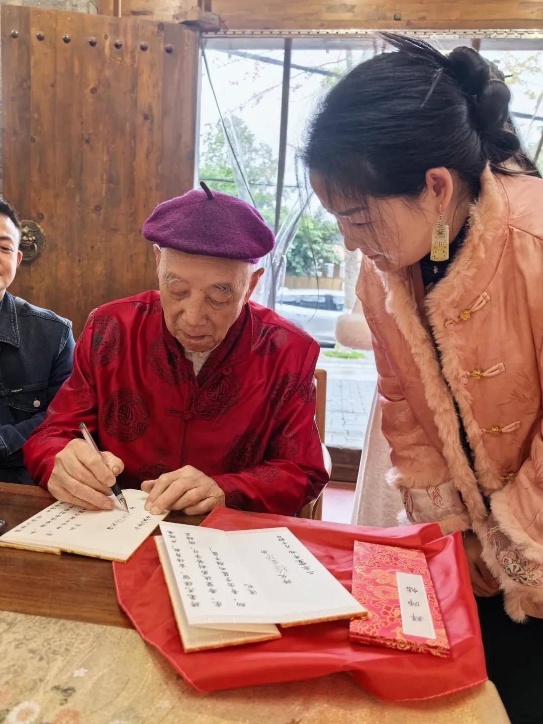 四川省茶产业妇女联合会:曾明芳,葛师梅拜师碧潭飘雪创始人徐金华先生